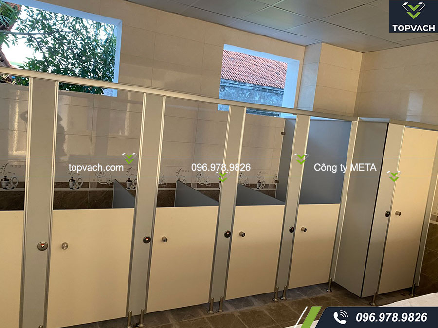 Lắp đặt vách ngăn vệ sinh cho trường mầm non Lê Trọng Tấn