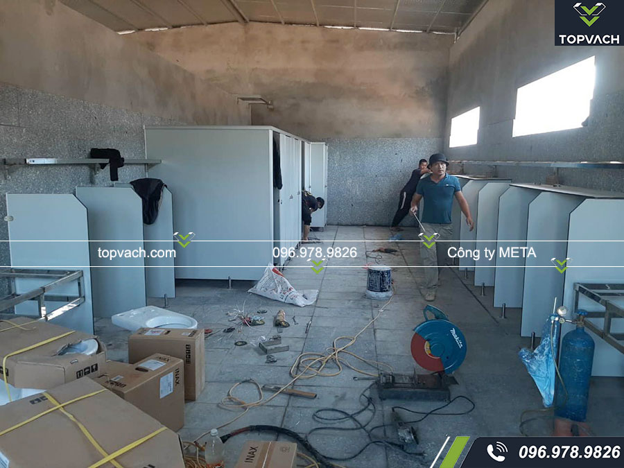 Lắp đặt vách ngăn vệ sinh cho trường THPT Tân Bình