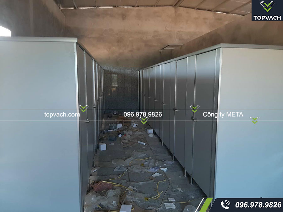 Lắp đặt vách ngăn vệ sinh cho trường THPT Tân Bình