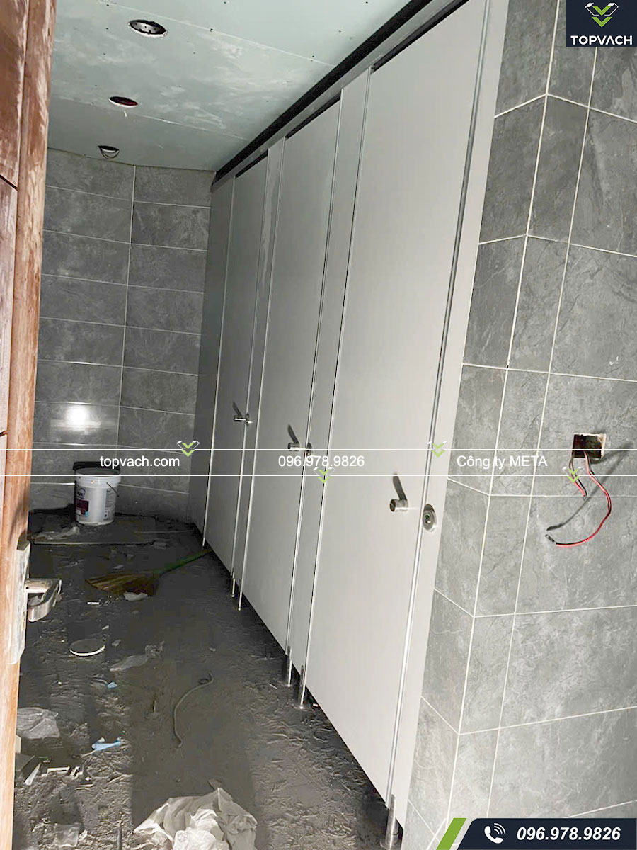 Thi công vách ngăn vệ sinh tại kho bạc nhà nước Ba Chẽ - Quảng Ninh