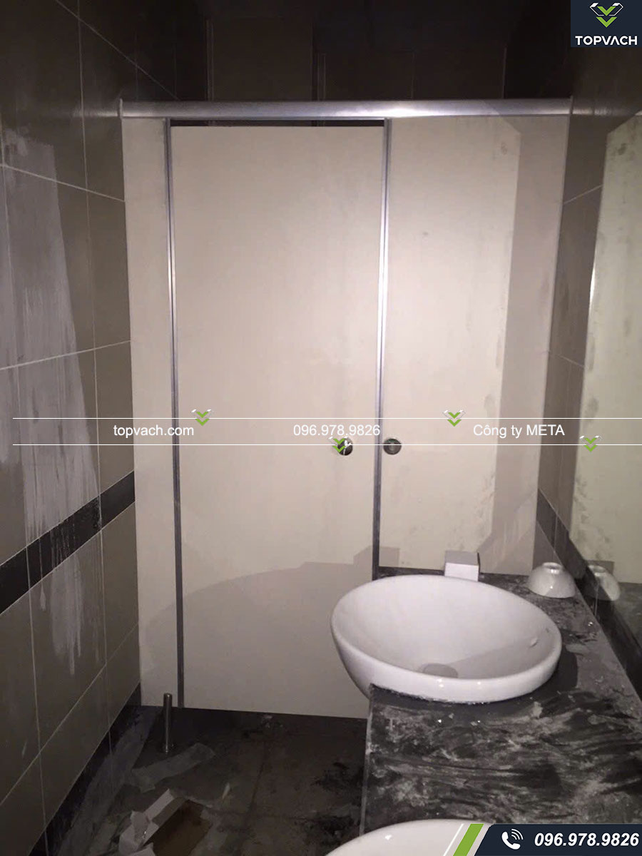Hoàn thiện thi công vách ngăn vệ sinh tại Ngân hàng Sacombank