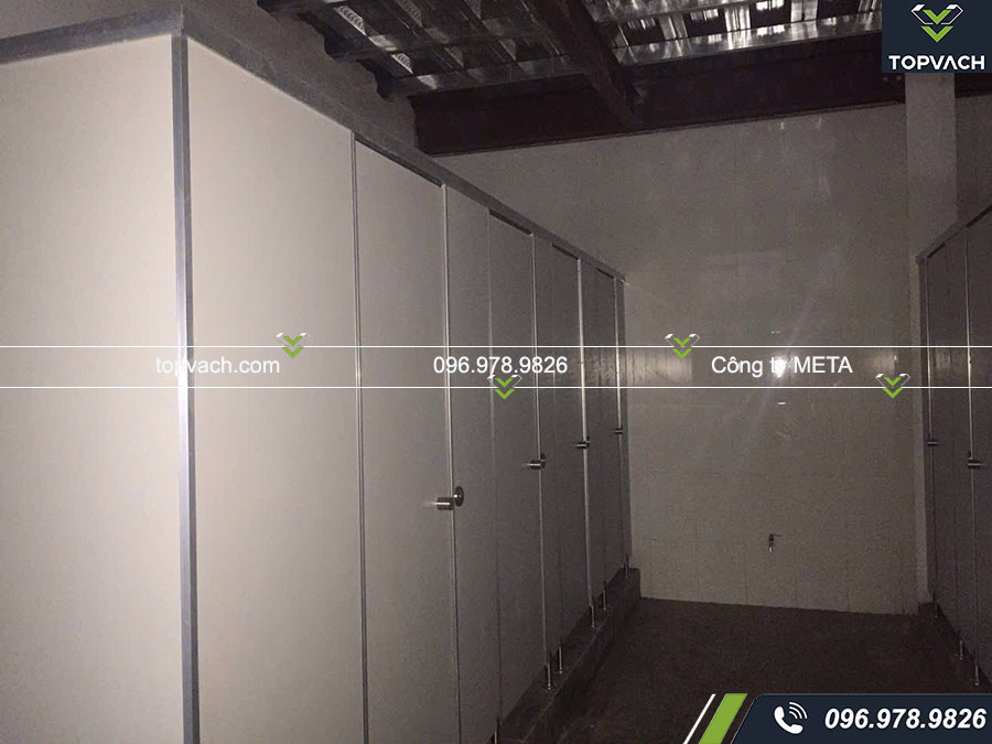 Hoàn thiện thi công vách ngăn vệ sinh tại Ngân hàng Sacombank